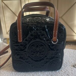 TORY BURCH
T Monogram Embroidered Patent Cube In Black